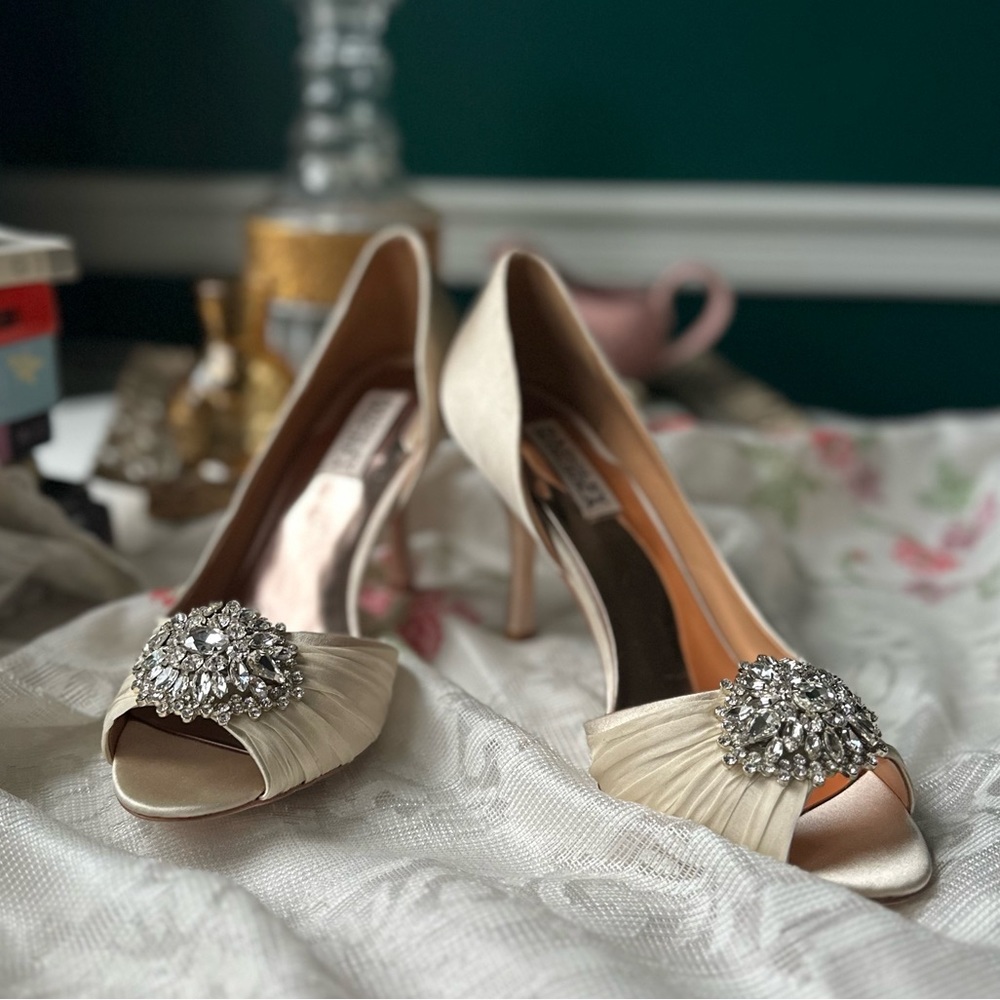 Badgley Mischka Pearson D'Orsay Pumps in Vanilla Satin